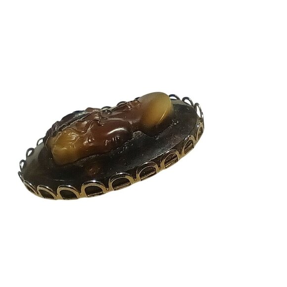 Vintage Cameo Brooch With Scalloped Edge Design & Silhouette Relief - Picture 5 of 5